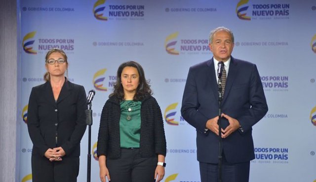 El vicepresidente Óscar Naranjo en compañía de Paula Acosta, viceministra General de Hacienda, cuando se dieron a conocer nuevas revelaciones sobre las irregularidades en el manejo de los recursos para la paz. Colprensa
