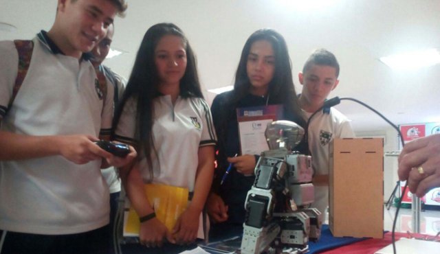 En la feria se dio a conocer un robot construido por estudiantes de la Universidad de Santander (UDES), como parte del proyecto de grado. Javier Sarabia
