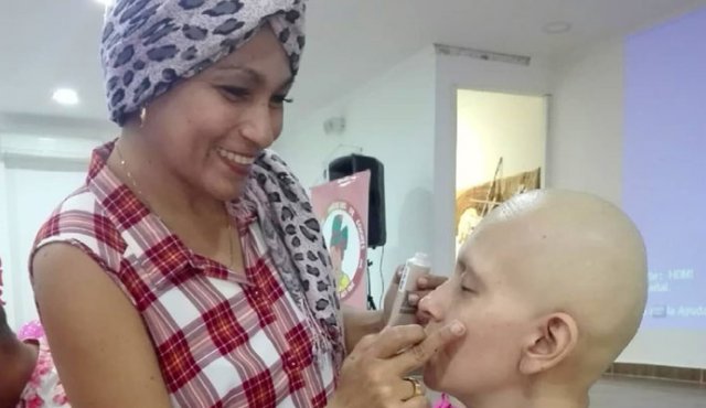 Hoy la fundación creada por Mónica apoya a 150 mujeres que reciben, entre otros, talleres de belleza. Ella disfruta liderando estas capacitaciones. Instagram