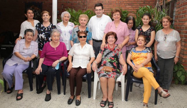 Patricia Pérez, Yolanda de Serrano, Marleny de Parada, Toñita de Agudelo, padre Antonio Caballero, Josefita Corzo, Ana Lucía Suárez y Sofía Ruíz. Sentadas: Carmen Sofía Yáñez, Lyda de Jiménez, Tulia Avendaño; Magola de Faillace e Isabel de Flórez. César Obando