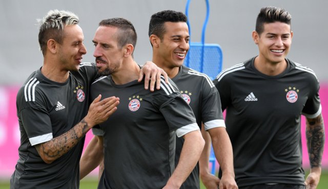(De izquierda a derecha) El defensor brasileño Rafinha, el centrocampista francés Franck Ribéry, el mediocampista Thiago y el centrocampista colombiano James Rodríguez.
AFP
