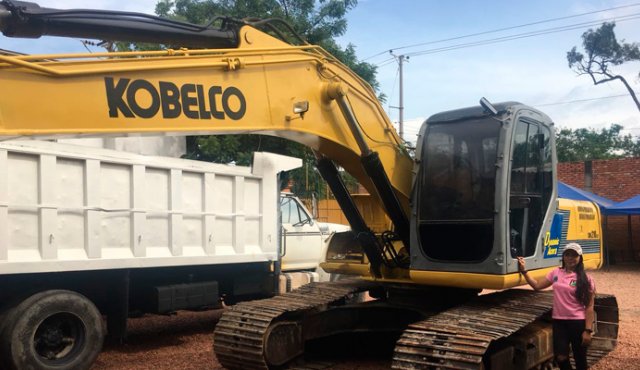 Según la alcaldía de San Cayetano la retroexcavadora no está perdida y mostró esta foto que, a juicio de los denunciantes, no concuerda con la máquina original que compró la alcaldía en 2006.
Suministrada / La Opinión