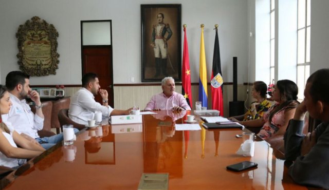 El alcalde César Rojas (centro) expresó que los emprendedores se beneficiarán de los recursos aportados por el Gobierno Nacional. Cortesía