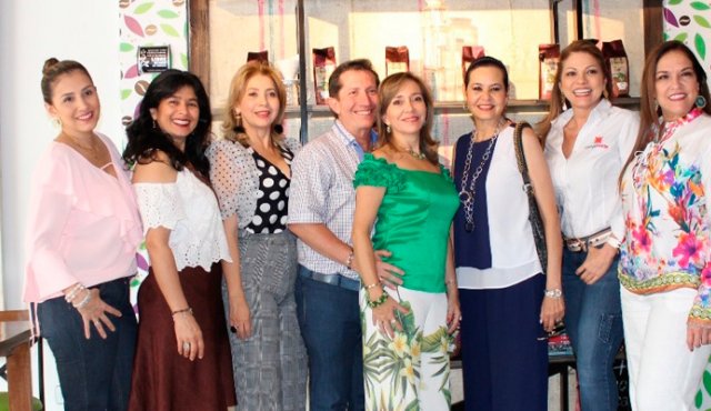 Patricia Dávila, Carolina Moros, Betty Parada, Erik Garnier, Liliana Mora, Rebeca Franco, Claudia Uribe y Carmen Elisa Ortiz. Laura Correal