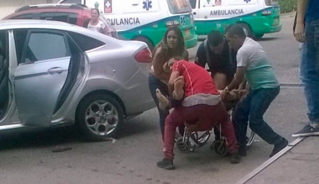 Momento en que sacan a una de las víctimas. Cortesía