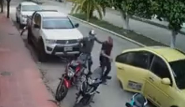 Andrés Riaño Ravelo,fue raptado por dos hombres encapuchados que ingresan a las oficinas de Ismocol SA, identificándose como miembros del Eln, allí preguntaron por el funcionario, lo sacaron de las oficinas y lo suben a un taxi. Captura de video