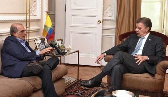 El presidente Juan Manuel Santos también se refirió a lo dicho por su exjefe negociador en los diálogos con las Farc y le insistió en que el proceso de implementación no es fácil y que no va a permitir que “nadie se lo tire”. Colprensa