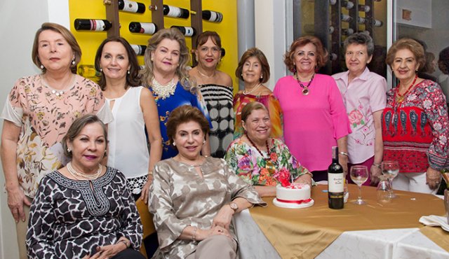Graciela de Peñaranda, Olga Valderrama, Carolina Figueredo, Nancy Núñez, Mariana de Sus, Susi Suárez, Hortencia de Montañez, Ligia de Pérez, Nelly Rubio, Cecilia Acosta y Esperanza de la Cuadra. Alfredo Estévez