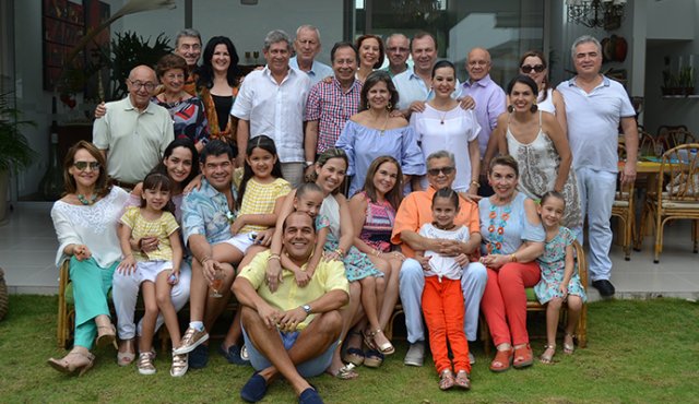 Yeya Fernández de Díaz, Catalina Flórez, Tatiana Romero, Gabriel Fernando Flórez, Valeria Flórez, María Alejandra Flórez, Lucía Consuelo Flórez, el homenajeado Gabriel Flórez Lemus, Consuelo Echeverría de Flórez, Valentina y Sofía Borrás, Diego Borrás, Lucianita Hadad, Carlos Castro Lobo, René Assaf, Manuel Díaz Caro, José Eustorgio Colmenares, Martha Hernández de Colmenares, Rebeca Franco, Elizabeth Silva, José Antonio Assaf, María Nela Hernández de Assaf, Álvaro Hernández, Julieta Franco, Helí Abel Torrado, Carlos Torrado, Fernando Fuentes, Mónica Márquez y Fernando Botero. Cortesía