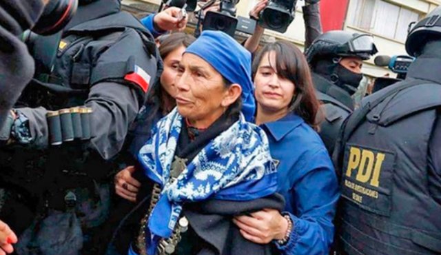 ‘Machi’ o mayor figura religiosa y médica de esta etnia fue absuelta de los cargos.
AFP