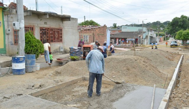 Para 2017, la mayor cantidad de calles pavimentadas se concentró en las comunas 9 (108); 6 (92); 7 (86), y 8 (74). Archivo