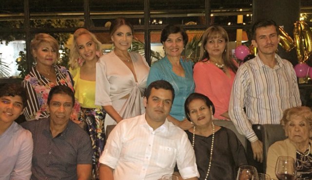 Fanny Martínez, Maya Contreras, Amparito Rodríguez, Cira Vila Casado, Zulay Buitrago y Jorge Pérez. Sentados: Rafael Rodríguez, Régulo Rodríguez, Juan Pablo Ramírez, Susana Mora y Beatriz Pantaleón . Cortesía