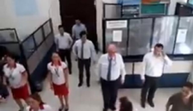 Los colaboradores aseguran que el notario es una persona muy agradable, un 'bacán'. Captura de video Facebook