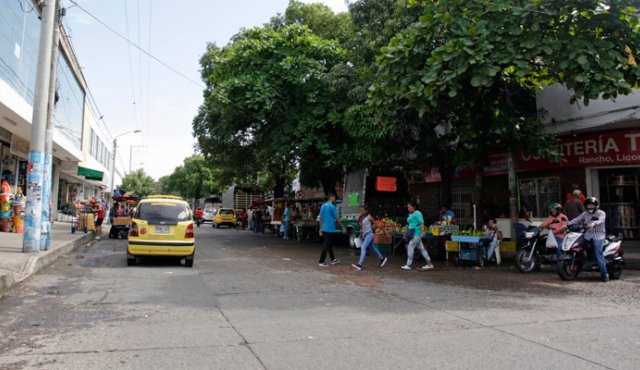 En la avenida quinta con calle séptima, del centro de Cúcuta, volvieron unos pocos vendedores a ocupar el canal de circulación vehicular con sus carretas. Mario Caicedo