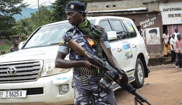 Burundi celebra el 17 de mayo un polémico referéndum constitucional que podría permitir al presidente Pierre Nkurunziza, de 54 años y en el cargo desde 2005, mantenerse en el poder hasta 2034. AFP