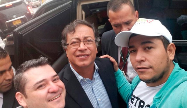 El candidato presidencial, Gustavo Petro, posa para la fotografía con líderes sociales y cívicos de Villa del Rosario que apoyan y trabajan por el proyecto de la Colombia Humana en esta zona de frontera. Especial para La Opinión