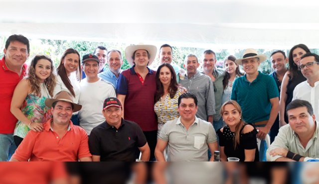 Eduardo Padilla, Claudia Vera, Olga Marles,Javier Duarte, Wilson Padilla, Alberto Yaruro, Manuel Guillermo Mora, Yolanda Acevedo, Juan Cruz, Jimmy Duarte,Víctor Bautista, Latife Chaín, Roger Beltrán, Carlos Barón, Claudia Jáuregui y Memo Beltrán. Sentados: Jesús Yáñez, Alex Gamboa, Oscar Nieto, Claudia Mora y Luis Dávila. Laura Correal