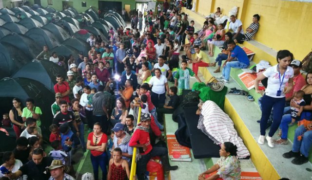 Voceros del Ejército Nacional se acercaron este viernes al coliseo principal y anunciaron que 300 de las mil personas que están en el coliseo serán reubicadas en otros espacios. El Colombiano