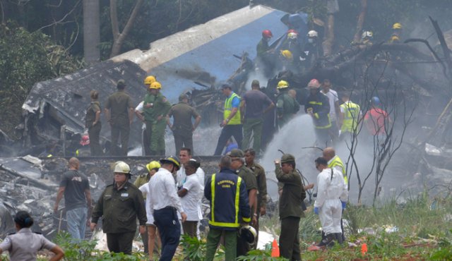 En total, iban en el Boeing 737 siniestrado 58 mujeres y 55 hombres. afp