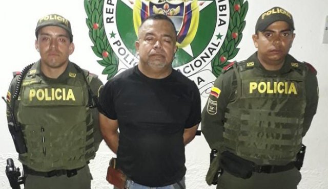 Luis Alfredo López transportaba una escopeta y un revólver con munición, en el asiento del conductor, en una camioneta colombiana. Policía