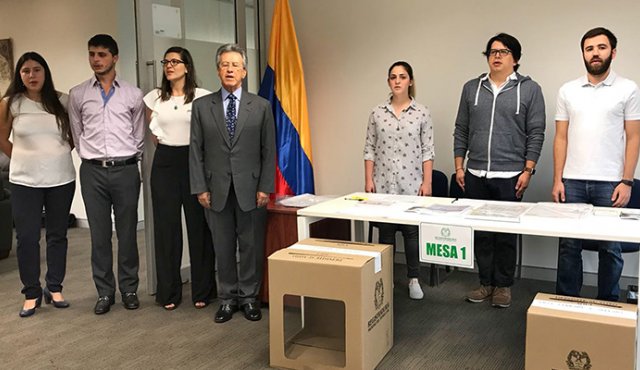 Los ciudadanos en el exterior puedan elegir al próximo presidente desde este lunes. Archivo La Opinión