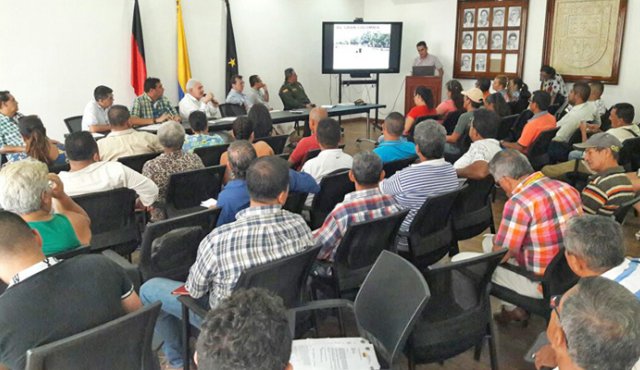 En el auditorio de la Alcaldía, el alcalde César Rojas debatió con los líderes de las comunas 7 y 8 las soluciones que se requieren en todos los frentes para los barrios. Colprensa