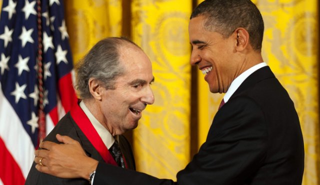 Esta foto muestra al presidente de EEUU, Barack Obama (derecha), entregando la Medalla Nacional de Humanidades al novelista Philip Roth durante una ceremonia en la Casa Blanca en Washington, en 2011.
AFP