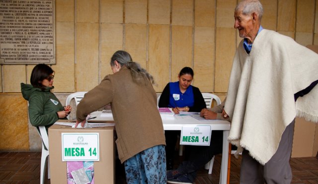 La Misión de Observación Electoral (MOE) recomendó que los formularios E-14 sean digitalizados a nivel nacional en todas las mesas de votación con su respectivo archivo, a fin de evitar los riesgos de fraude. Archivo