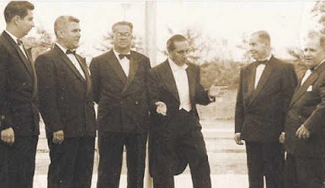 Rafael Pineda, Angel Mª Corzo, Ulises Joves, Pablo Tarazona, Víctor M. Guerrero y Rafael ´Rafuchas´ Martínez. Estaban estrenando traje de etiqueta que les había obsequiado el Municipio de Cúcuta por gestión del concejal Corcito. 1956. Cronicas de Cúcuta