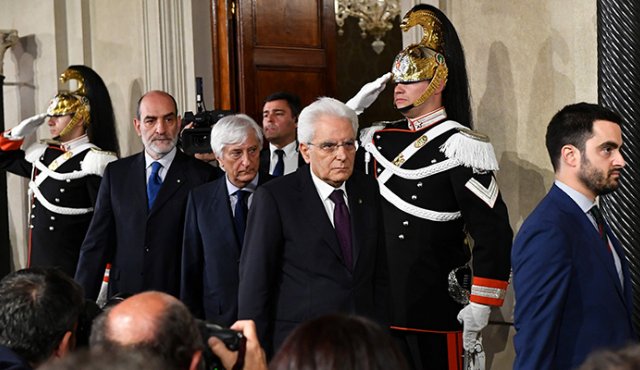 El presidente Mattarella explicó que pidió como candidato para la estratégica cartera de Economía a un exponente político. AFP