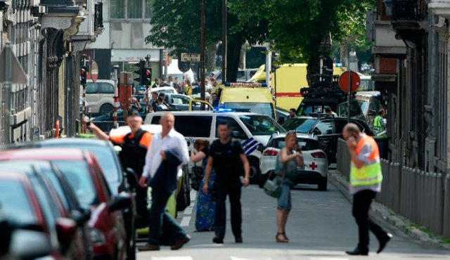 Otros dos policías resultaron heridos y el atacante fue abatido. AFP