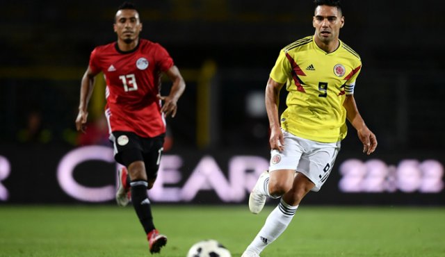 Radamel Falcao se pelea el balón con Egipto. AFP