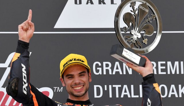 El piloto español Jorge Lorenzo (Ducati) logró ayer imponerse en un GP de Italia en el que partía como favorito el legendario Valentino Rossi (Yamaha).
AFP