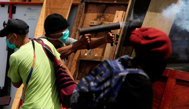 Los manifestantes disparan con un mortero casero contra la policía antidisturbios durante las protestas en el barrio de Monimbo en Masaya, a unos 40 km de Managua.
AFP