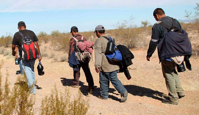 Centenares de niños fueron separados de sus padres en la frontera desde octubre. Internet
