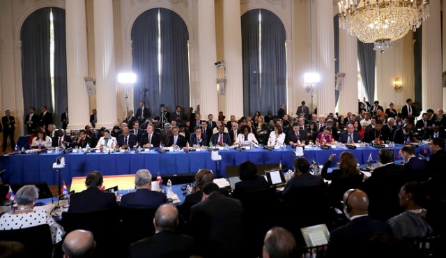 El texto prevé que primero habría que agotar todas las gestiones diplomáticas "para promover la normalización de la institucionalidad democrática". AFP