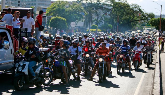 Caravana en contra de la internación de vehículos. Mario Caicedo