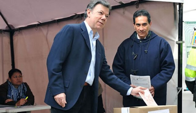Juan Manuel Santos ejerciendo su derecho al voto. Archivo