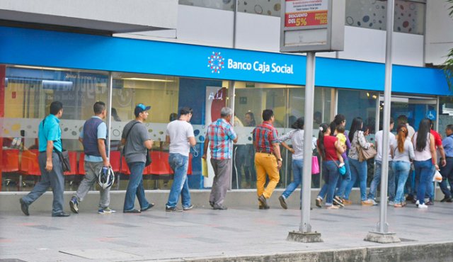 Un aspecto fundamental es no permitir que desconocidos que estén en la fila de los cajeros electrónicos le ayuden en la transacción.
Archivo