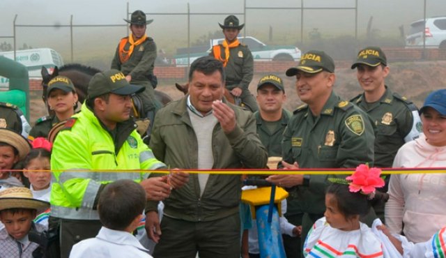 El patrullero Jorge Armando Flórez (izquierda), entrega el parque de la vereda Chinavega. Lo acompañan el alcalde de Cácota, Manuel Isidro Cañas, y el comandante de la Policía del departamento, coronel George Quintero.
Luis Alfredo Estévez
