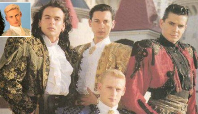 Locomía surgió 1984, formado por varios diseñadores de moda y que se hizo muy conocido precisamente por su extravagante propuesta de vestuario y sus coreografías con abanicos. Internet