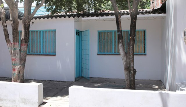 El lote fue ocupado durante 21 años por Rolando Vega y Dary Herrera, quienes se niegan a abandonarlo a pesar de no tener las escrituras. El Ministerio de Vivienda es el dueño del inmueble. César Obando