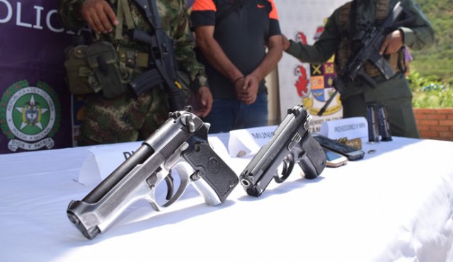 En la vereda La Trinidad de Convención, cayeron tres individuos que se movilizaban en una camioneta tipo 4x4, que fueron sorprendidos con dos armas de fuego que llevaban escondidas dentro del vehículo. Ejército Nacional