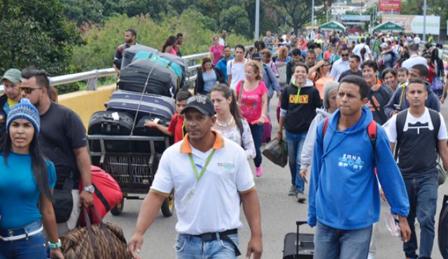 Los inmigrantes venezolanos en el puente internacional Simón Bolívar. Archivo La Opinión