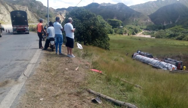La tractomula rodó 20 metros y se derramaron 1.000 galones de ACPM. En la gráfica se observa al fondo, el paso del río Algodonal. Javier Sarabia