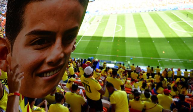 Uno de los casos más sonados es del grupo de connacionales, que en un video colgado en internet, alardean de haber violado la prohibición de ingresar licor a uno de los estadios. AFP