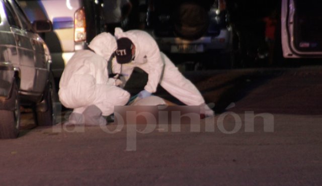 José Jonnathan Bermúdez quedó tendido muerto junto a un carro que estaba parqueado en la calle 4 con avenida 9 del barrio Niña Ceci. Cristian Herrera