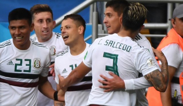 México ganó gracias a un penal transformado por Carlos Vela (minuto 26) y a un gol de Javier 'Chicharito' Hernández (66). AFP