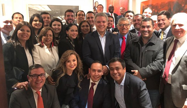 Un grupo de congresistas del partido Liberal, junto con su director, el expresidente César Gaviria, se reunió con el electo mandatario, Iván Duque, para confirmarle su apoyo. En la cena estuvo presente el representante Alejandro Carlos Chacón, quien busca llegar a la Presidencia de la Cámara. Cortesía