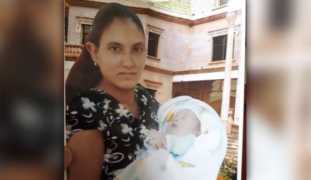 Eylen Yesenia González Castro y su hijo. Cortesía